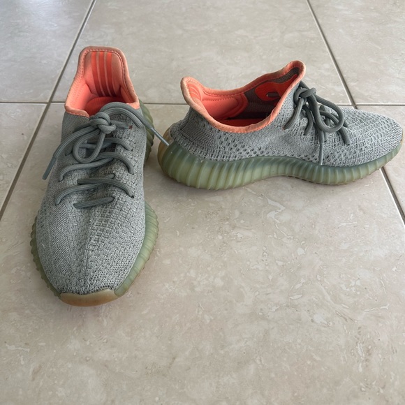 Yeezy Boost - Picture 4 of 8
